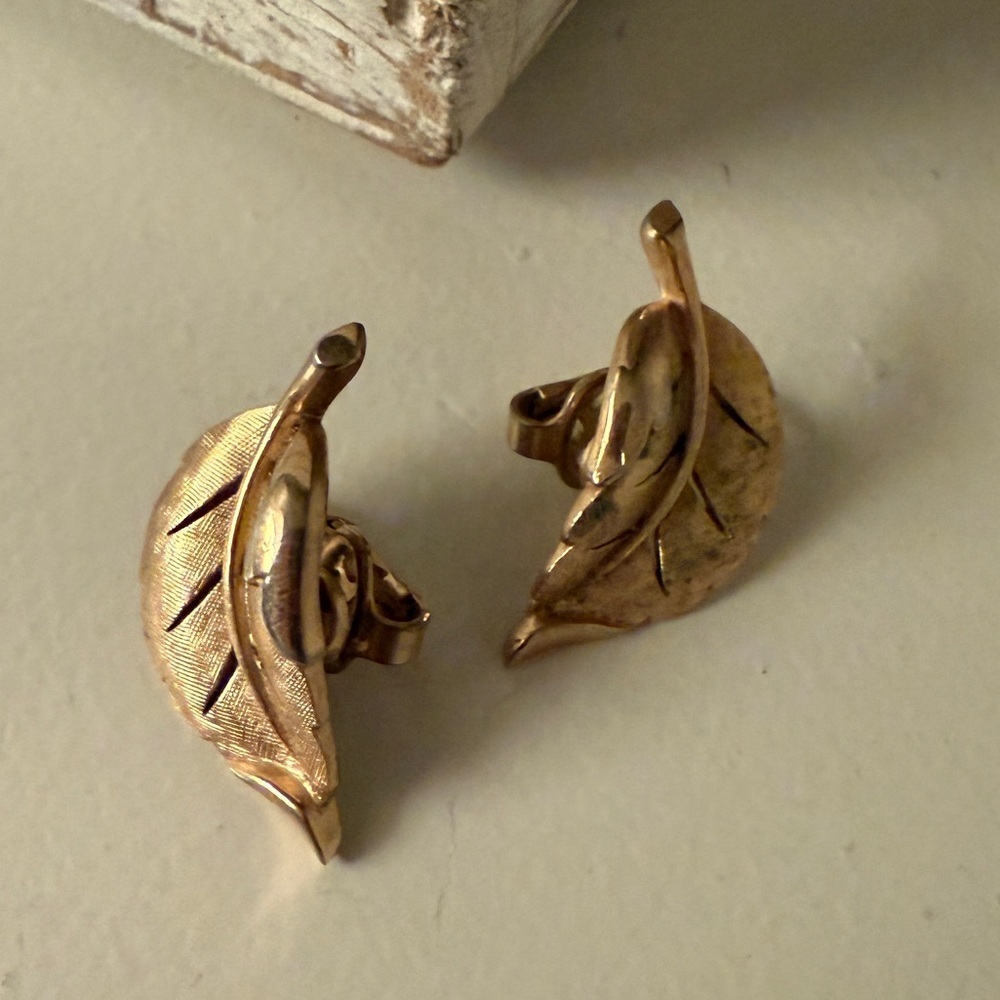 Trifari Gold Tone Leaf Clip On Earrings  Vintage Retro Costume Jewelry